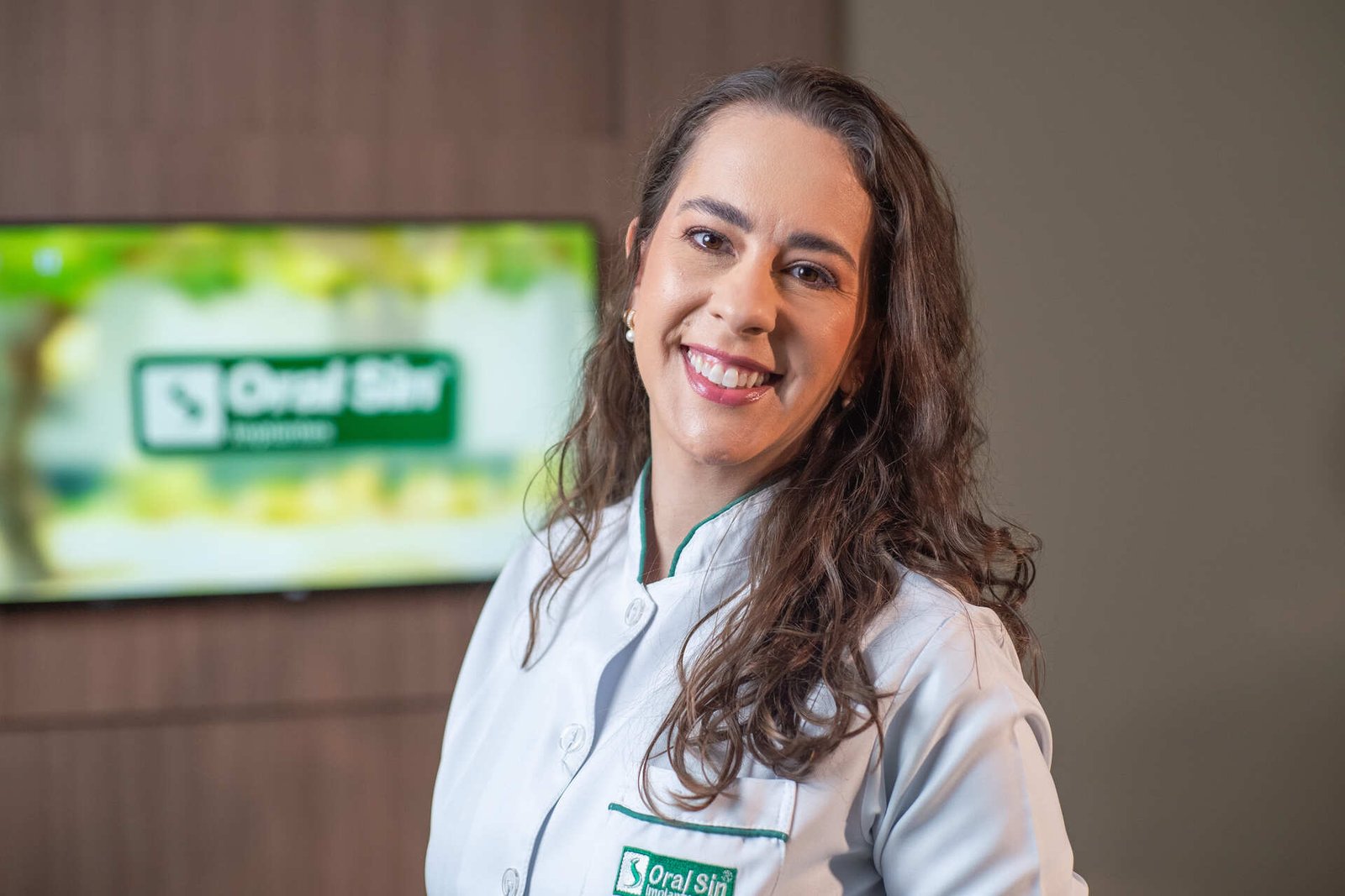 Dentista franqueado Oral Sin em sua clínica